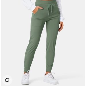 New with tags Halara high waisted joggers!